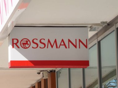 Rossmann Eczane Perakende Mağazası Avrupa 'daki Modern Alışveriş Merkezi Cephesi Tabelası