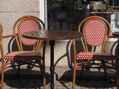 Sunny Parisian Kaldırımlı Cafe Terasında Kırmızı Örgü Kalıplı Geleneksel Fransız Bistro Sandalyeleri