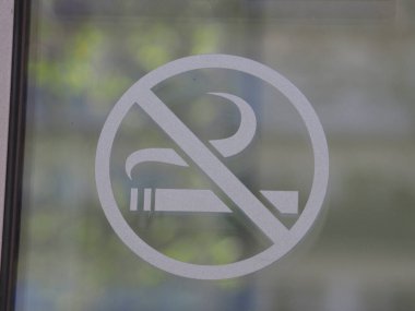 Kamu Alanında Bulanık Yeşil Arkaplanda Sigara İçilmez tabelası