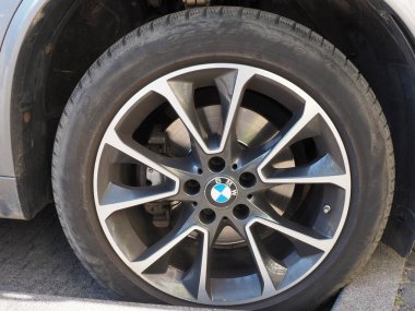 Şık Çok Dilli Alloy Tasarımı ve Şehir Caddesinde Premium Lastik BMW Otomobil Tekerleği