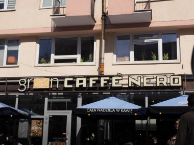 Modern Şehir Kafesi Nero Mağazası Siyah Yüzlü ve Mavi Yüzlü Açık Oturaklı Şehir Sokakları