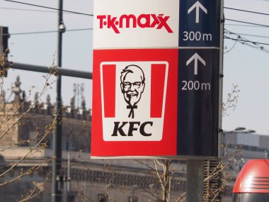 TK Maxx ve KFC Logolarının olduğu Yön Tabelası Alışveriş Artışlarına Uzaklık Gösteriyor