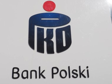 Bank Polski PKO Logosu Mavi Kimlik Sembolü ve Beyaz Arkaplan Ulusal Bankacılık Kurumunda Kırmızı Çember