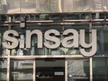 Modern Sinsay Mağaza Girişi Büyük Cam Cephesi ve Alışveriş Merkezi 'nde Kalın Beyaz Logo