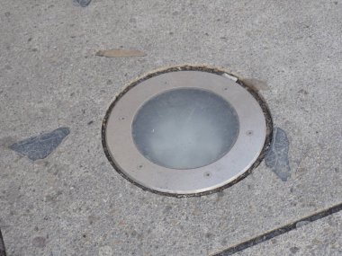 Kentsel Beton Kaldırımda Donmuş Cam Çember Seti Gizemli Işık Geçidi Oluşturuyor