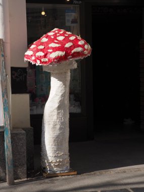El yapımı Kırmızı ve Beyaz Sinekli Agarik Mantar Heykeli Dükkan Girişi