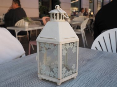 Kırsal Ahşap Masadaki Klasik Beyaz Fener Açık Hava Kafe Ayarları Sıcak Akşam Işığında