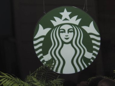 Iconic Starbucks Logosu Gece Karanlık Arkaplan Karşısında Aydınlandı