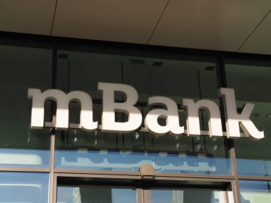 Çağdaş Finans Kurumu Markalaşmasını Yansıtan Cam Ofis Girişine Modern mBank Kurumsal İmza