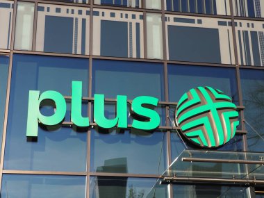 Modern Plus Kurumsal Logosu Cam Ofis Binası Cephesi Stylize Green Ball Sembol Sağlık Şirketi Temsilcisi