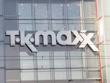 TK Maxx Mağazası Aydınlatılmış Modern Cam Alışveriş Merkezi Cephesi Tabelası