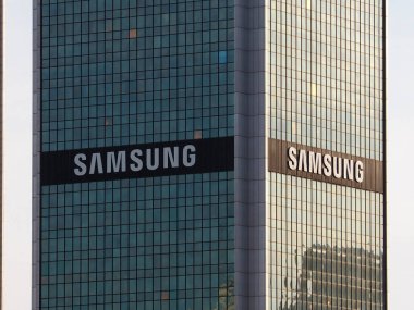 Modern Cam Ofis Binası Cephesi 'nde Samsung Logosunun Yakın Görüntüsü