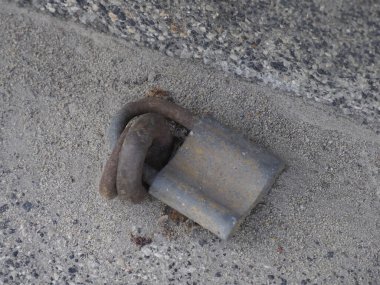 Paslı Çelik Çelik Parçası Doğal Gün Işığında Kumlu Yüzeye Karşı