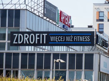 Kentsel Ayarlardaki Modern Zdrofit Spor Merkezi Cam İnşaat Cephesi Tabelası
