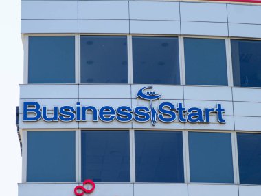 Yansıtıcı Cam Pencereli Modern Ofis İnşaat Cephesi Girişimi Logosu