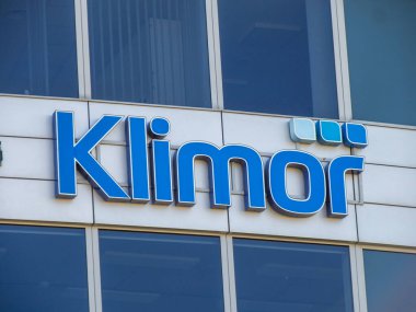 Modern Kurumsal Mimariyle Ofis Binası Üzerine Klimor Mavi Logosu