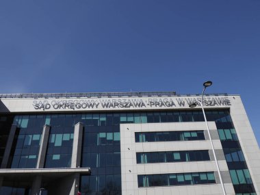 Güneşli bir günde Varşova 'daki Modern Bölge Mahkemesi Binası
