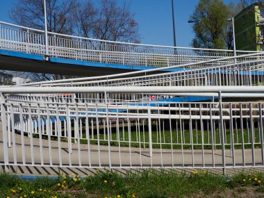 Açık Mavi Bahar Gökyüzü Altında Spor Stadyumu Oturma ve Demiryolları