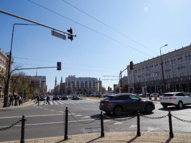 Açık Mavi Gök Altında Şehir Mimarisi ve Trafik Işıkları ile Geniş Şehir Kavşağı