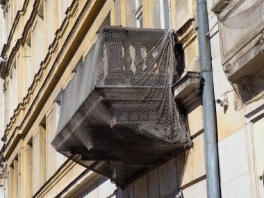 Avrupa 'da Yaşlanmış Taş Binası Cephesi' nin Karmaşık Detaylarıyla Tarihi Ahşap Balkon