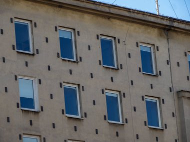 Açık Gökyüzü Altında Açık Bej Duvara Karşı Mavi Pencereli Modern Apartman Önü