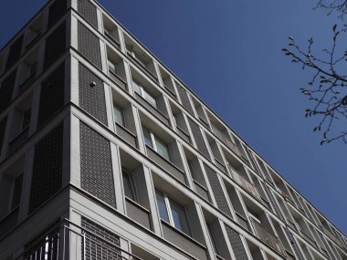 Kentsel Ayarlarda Geometrik Şablon Görünümü ve Yansıtıcı Cam Pencereli Çağdaş Ofis Binası
