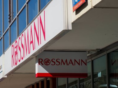 Parlak Kırmızı Rossmann Eczane İmza Avrupa 'daki Modern Ticari İnşaat Cephesi