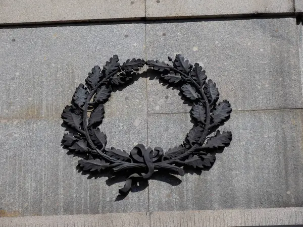 Tarihi Binalar Cephesi 'nde Taştan Yardım Laurel Çelengi' nin Detaylı Çekimi