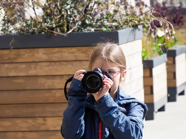 Şehir Parkı 'nda Profesyonel Kameralı Genç Kız İlkbahar Çiçekleri