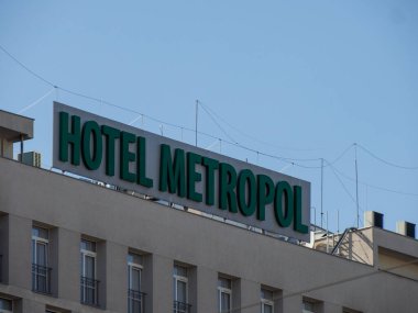 Yeşil Neon Harflerle Temiz Şehir Ufkuna Karşı Otel Metropol Çatı Tabelası