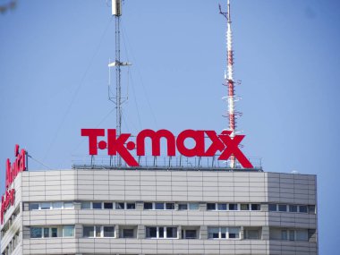 Açık Mavi Gökyüzü Altındaki Beyaz Ofis Binasına Parlak Kırmızı TK Maksimum İşareti