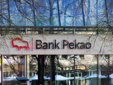 Mavi Gök ve Kış Ağaçlarına Karşı Kırmızı Logolu Modern Bank Pekao Cephesi
