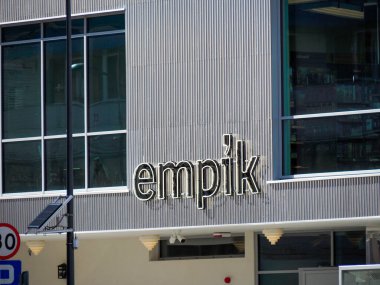 Beyaz Cam Binasında Minimalist Siyah Logolu Modern Empik Mağaza Cephesi