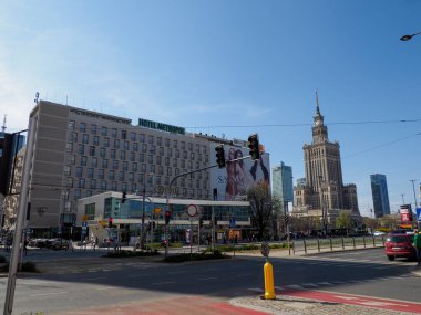 Mavi Gökyüzü ve Şehir Trafiğine Karşı Kültür ve Bilim Sarayı ile Varşova Şehri Panoraması