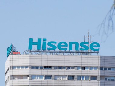 Mavi Gök Altındaki Beyaz Ofis Binasına Parlak Turkuaz İşareti
