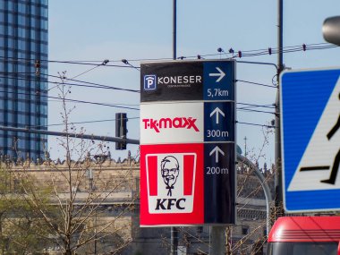 KFC Logosu ve TK Maksimum Yönlendirme Göstergeleriyle Çağdaş Binalara Karşı Şehir Sokak İşareti