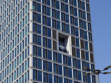 Şehir Ayarlarında Gökyüzünü Yansıtan Mavi Geometrik Desenli Çağdaş Cam Gökdelen