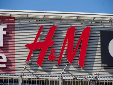 Varşova 'da Mavi Gökyüzü Altında Modern Ticari Bina Moda Mağazası Logosu