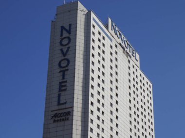 Varşova 'da Modern Mimariye Karşı Temiz Mavi Gökyüzüne sahip Novotel Yüksek Binası