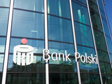 Güneş Işığındaki Şeffaf Cam Bina Cephesinde Polski Bankası Logosu ve Şirket Markası