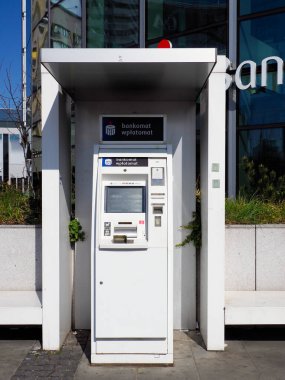 Polski Binası yakınındaki Beyaz Koruyucu Booth ile Modern Açık Hava ATM Büfesi