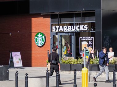 Varşova 'nın Cam Kapısı' ndan giren müşterisi olan Starbucks Kahve Dükkanı