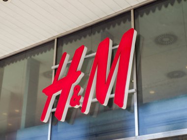 Kentsel Alışveriş Bölgesindeki Modern Ticari İnşaat Cephesi İkonik Kırmızı H & M Mağaza Tabelası