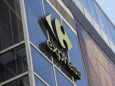 Cam Yapı Köşesinde Şehir Ayarlarında Açılı Bakış Açısı olan Carrefour Express İşareti
