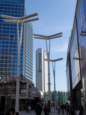 İş Bölgesinde Camdan Gökdelenler ve Carrefour Ekspres Tabelasıyla Modern Kentsel Skyline