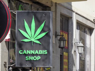 Parlak Yeşil Marihuana Marihuana Konfeti Logosu ile Modern Şehir Binası Cephesi