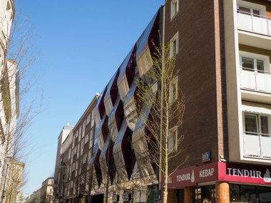 Avrupa Şehir Merkezi Zemin Katında Ticari Dükkanları olan Modern Kentsel Apartman Binası