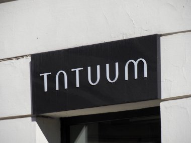 Kentsel Alışveriş Bölgesindeki Çağdaş İnşaat Cephesinde Modern TOTUM Mağaza Tabelası