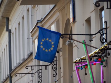Avrupa Birliği Tarihi Binalar Cephesinde Dekoratif Metal Parantezinden Dalgalanan Bayrak