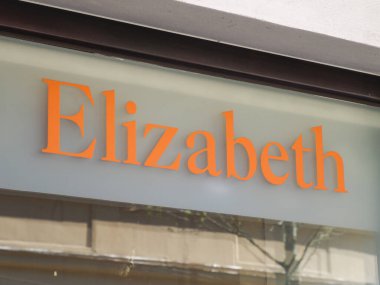 Parlak Turuncu Elizabeth Pankartı Beyaz Duvar 'da Güneş Işığı Yansımaları ve Gölge Oynaması